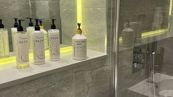 Douche, sĂšche-cheveux, serviettes fournies, savon