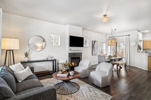 Smart TV, fireplace - Spacious 4BR Home in Bend – Near Hospitals & Highways, Perfect for Families! (Bend)