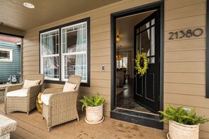 Exterior detail - Spacious 4BR Home in Bend – Near Hospitals & Highways, Perfect for Families! (Bend)