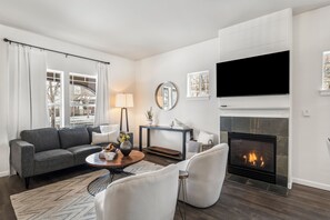 Smart TV, fireplace - Spacious 4BR Home in Bend – Near Hospitals & Highways, Perfect for Families! (Bend)