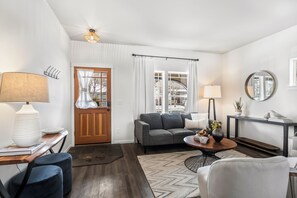 Smart TV, fireplace - Spacious 4BR Home in Bend – Near Hospitals & Highways, Perfect for Families! (Bend)