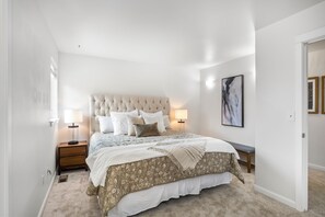 4 bedrooms, iron/ironing board, WiFi, bed sheets - Spacious 4BR Home in Bend – Near Hospitals & Highways, Perfect for Families! (Bend)