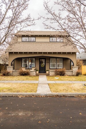 Exterior - Spacious 4BR Home in Bend – Near Hospitals & Highways, Perfect for Families! (Bend)