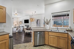 Interior - Spacious 4BR Home in Bend – Near Hospitals & Highways, Perfect for Families! (Bend)