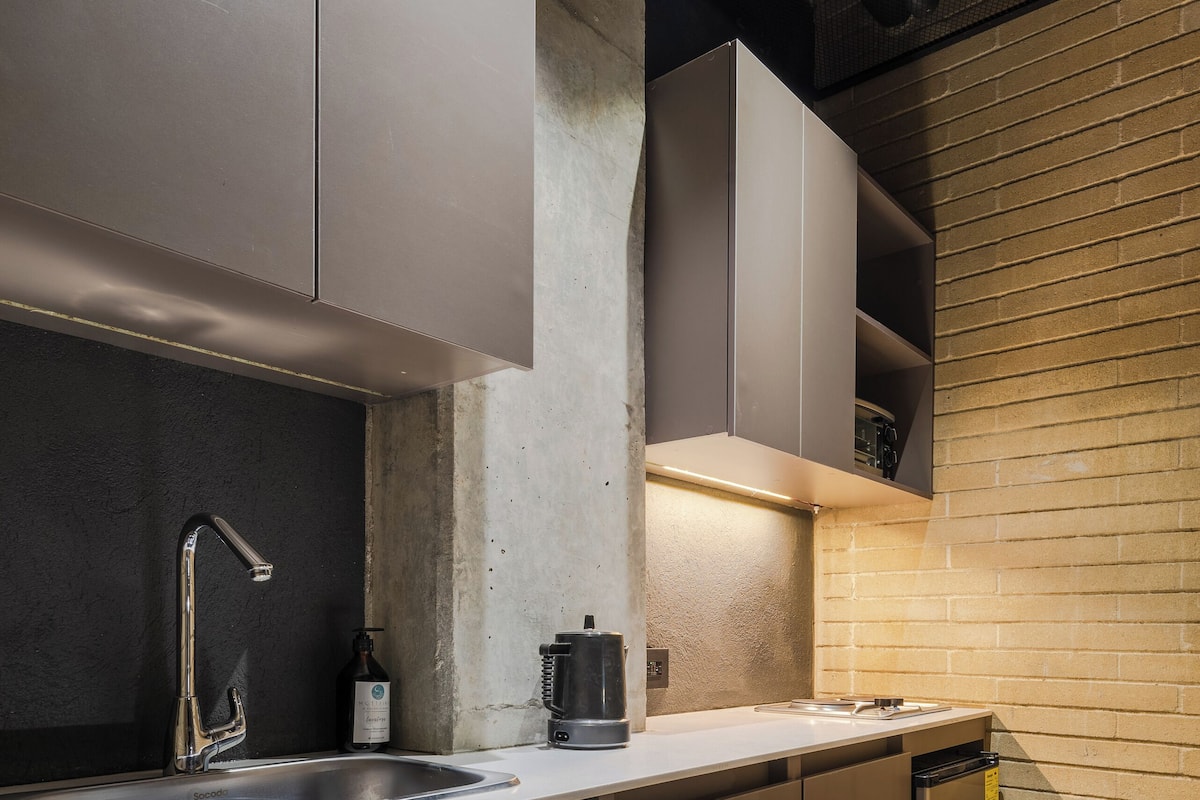 Rice cooker, blender, toaster oven, cookware/dishes/utensils