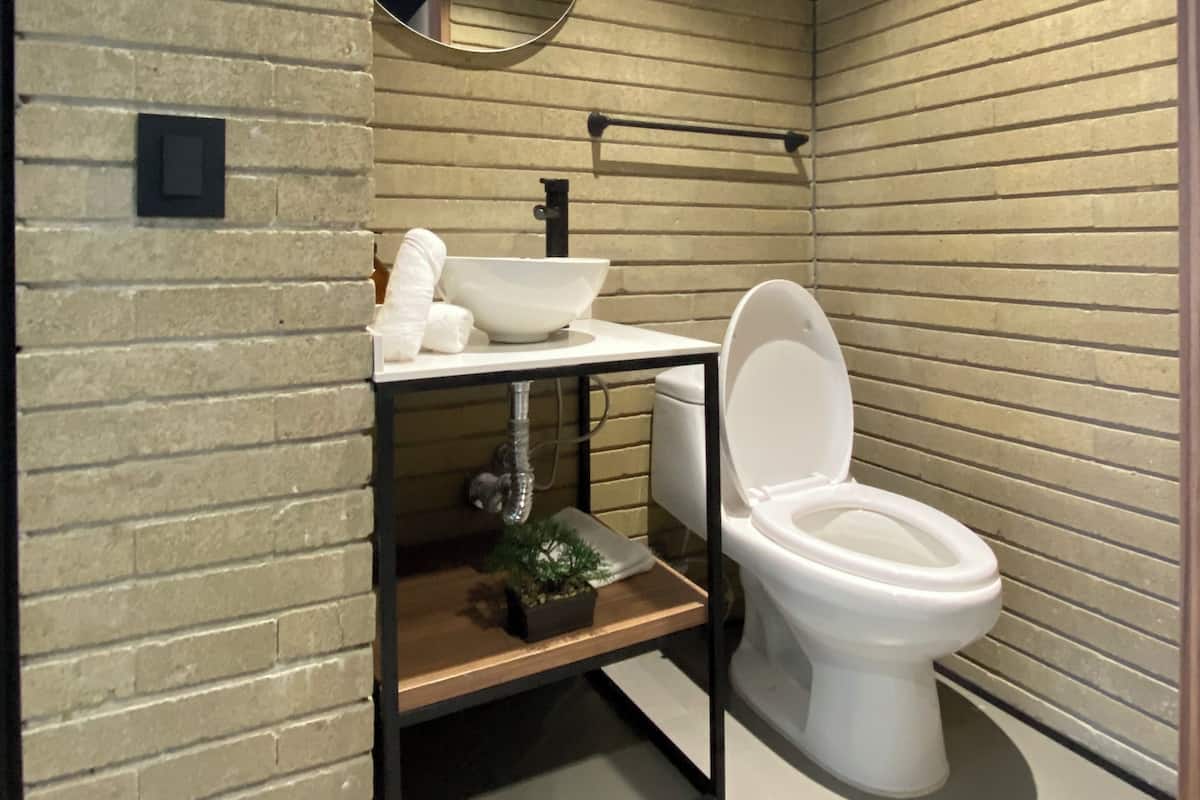 Superior Studio Suite | Bathroom | Shower, hair dryer, towels, soap