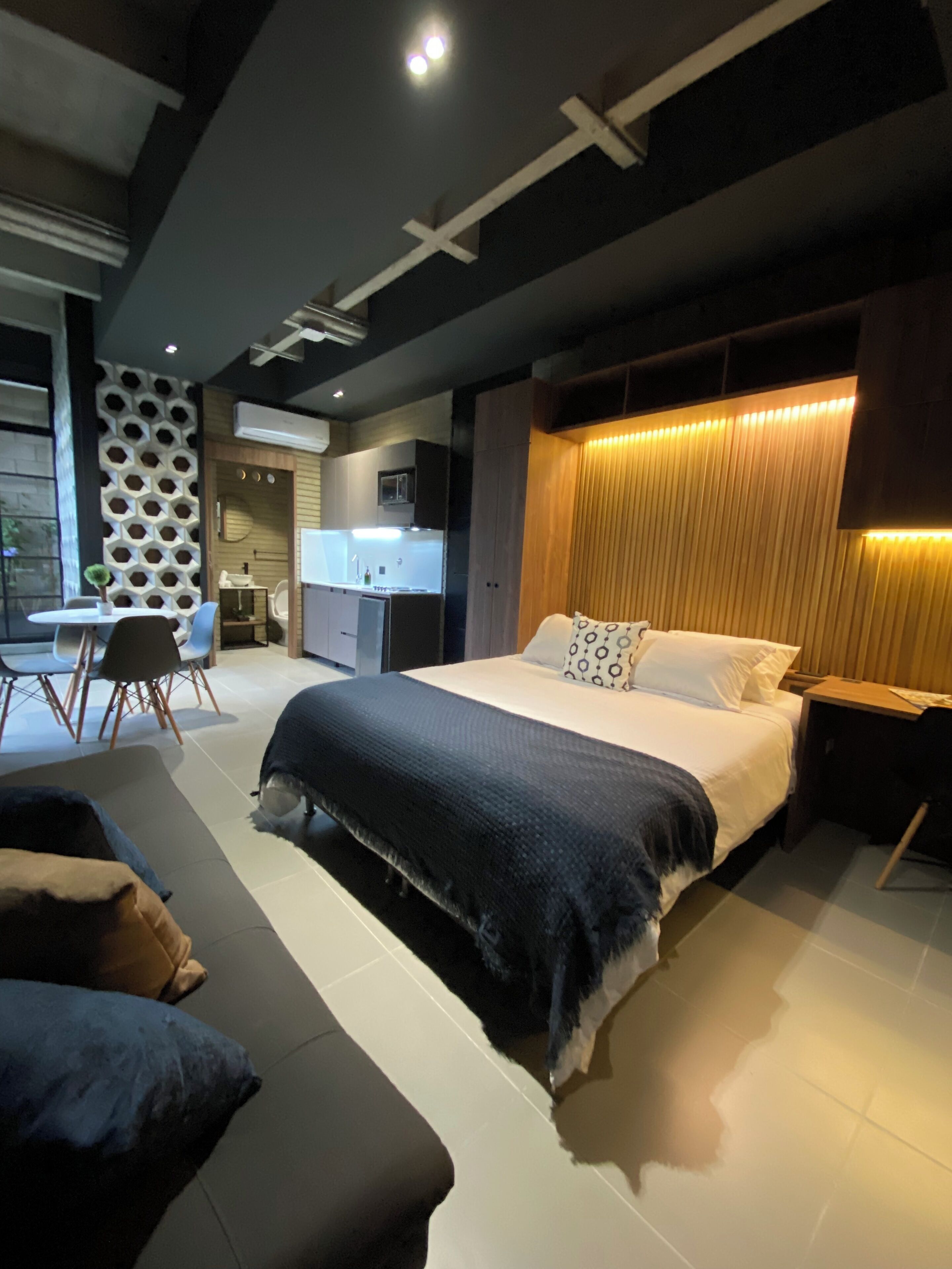 Superior Studio Suite | Desk, laptop workspace, iron/ironing board, free WiFi