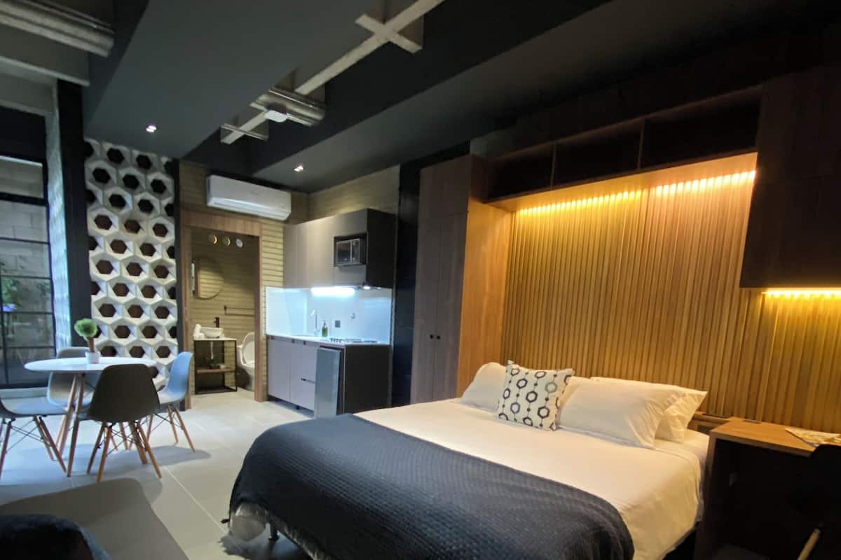 Superior Studio Suite | Desk, laptop workspace, iron/ironing board, free WiFi