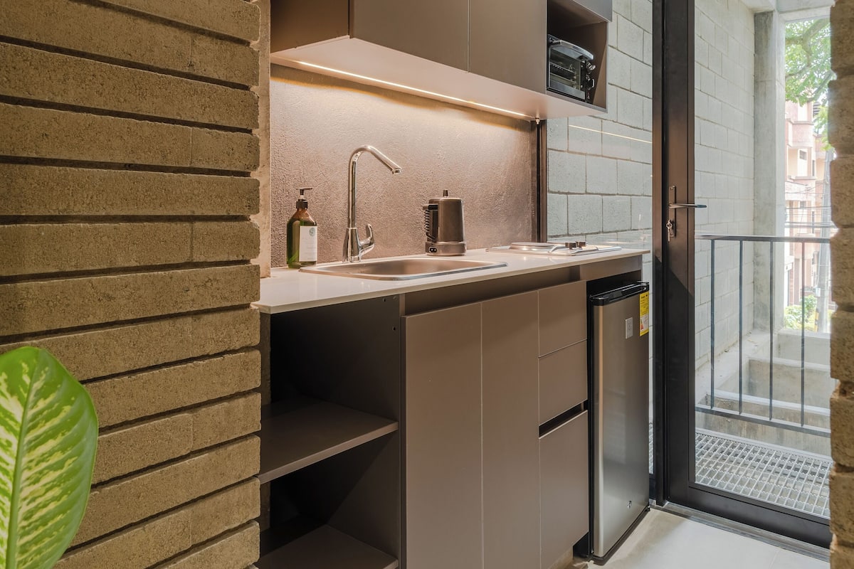 City Studio | Private kitchenette | Rice cooker, blender, toaster oven, cookware/dishes/utensils