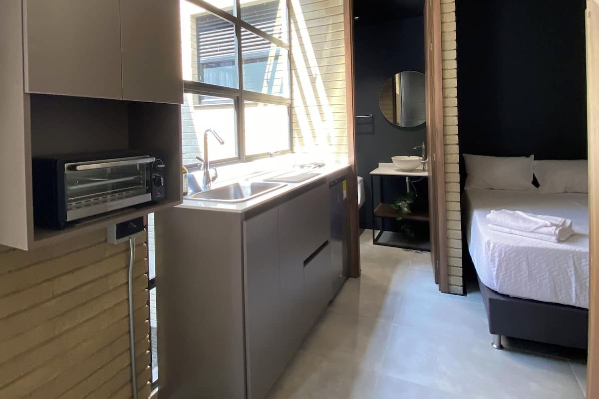 Basic Studio | Private kitchen | Rice cooker, blender, toaster oven, cookware/dishes/utensils