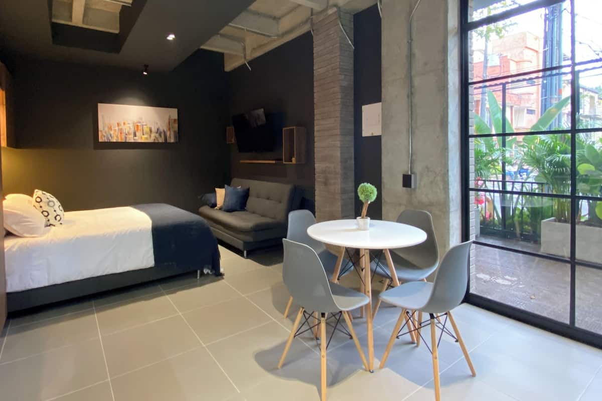 Superior Studio Suite | Desk, laptop workspace, iron/ironing board, free WiFi