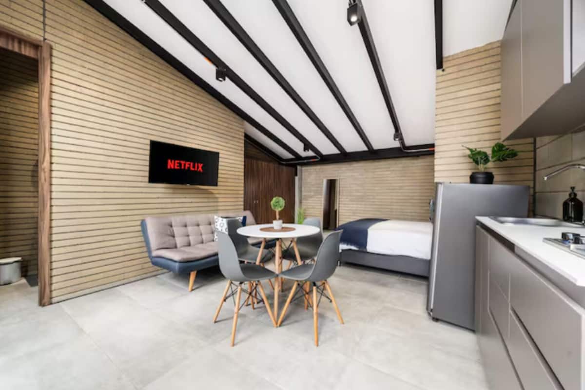 Exclusive Studio | Desk, laptop workspace, iron/ironing board, free WiFi