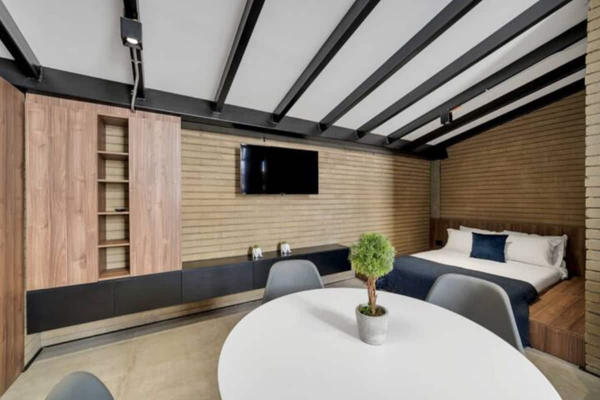 Exclusive Studio | Desk, laptop workspace, iron/ironing board, free WiFi