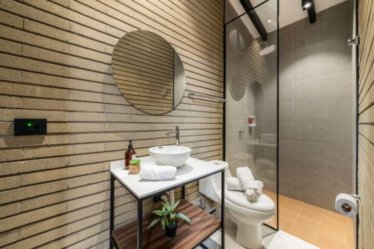 Exclusive Studio | Bathroom | Shower, hair dryer, towels, soap
