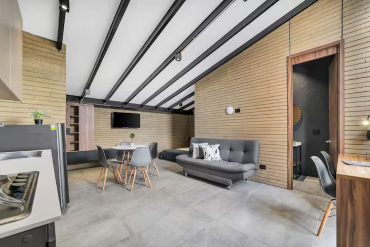 Exclusive Studio | Desk, laptop workspace, iron/ironing board, free WiFi