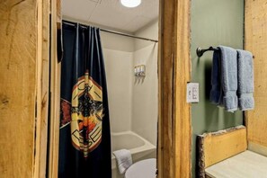 Hair dryer, towels, soap, toilet paper - King Bed, WIFI, 50" Roku TV, Salt Water Pool (Eureka Springs)