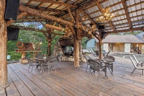 Outdoor dining - 2 Queen Beds WIFI 50" Roku TV Salt Water Pool (Eureka Springs)