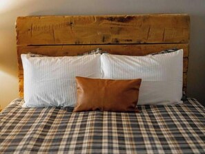 Tabla de planchar con plancha, wifi y ropa de cama 