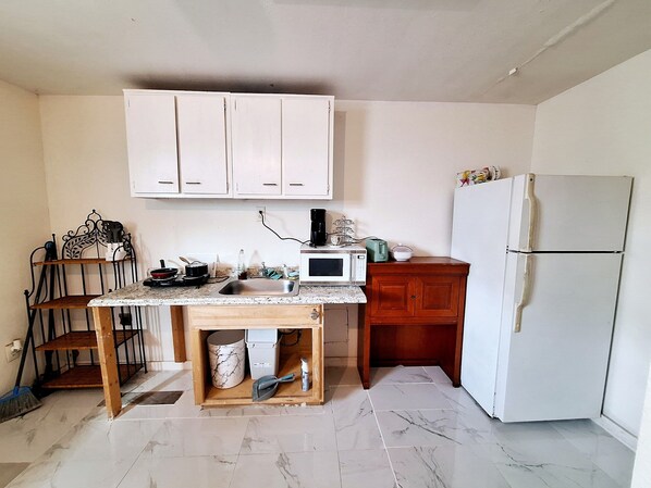 電子レンジ、コンロ、調理器具と食器