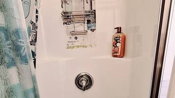 Een douche, een haardroger, handdoeken, zeep