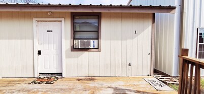 Charming studio in wonderful Austin with AC. Family friendly. 10min to downtown.