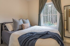 3 habitaciones, tabla de planchar con plancha, wifi y ropa de cama 