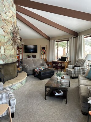 Smart-tv, een open haard en boeken