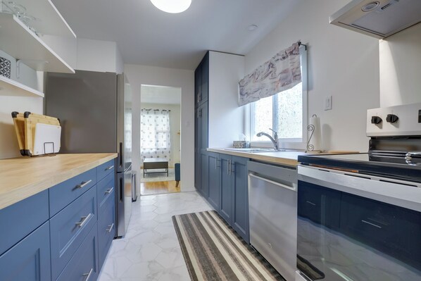 Een koelkast, een microgolfoven, een oven, een kookplaat