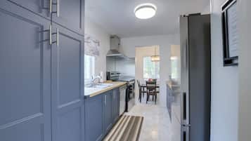 Frigorífic, microones, forn i placa de cuina