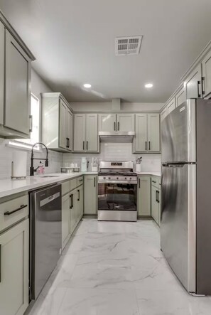 Kjøleskap, mikrobølgeovn, ovn og kokeplater