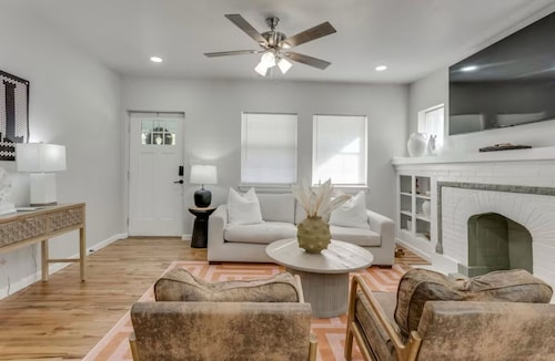 Stunning Modern Home just minutes from Brick-town and downtown area of OKC!