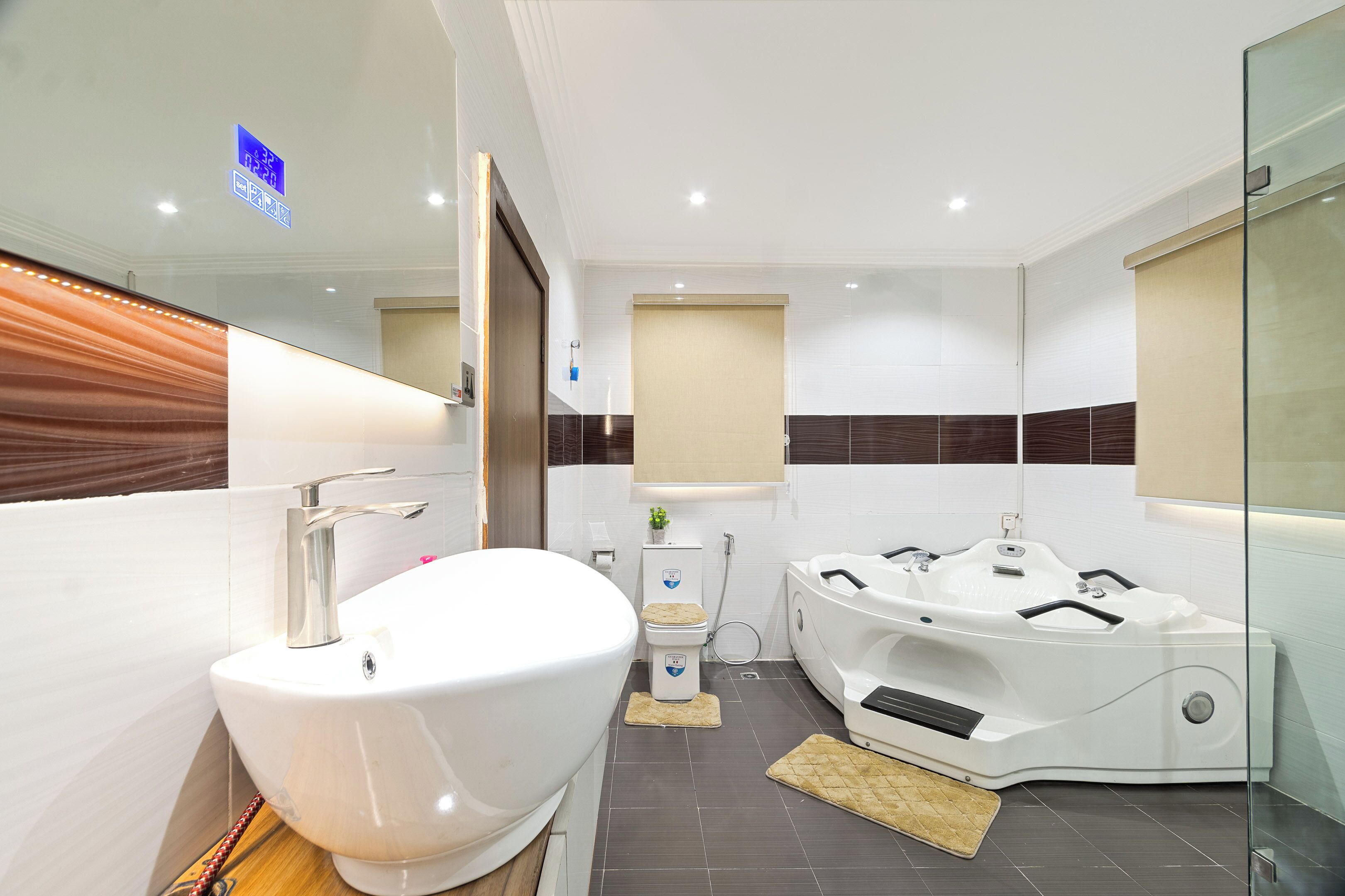 Shower, jetted tub, hair dryer, towels
