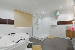 Shower, jetted bath, hair dryer, towels - Luxurious 4 bedroom at Ogudu GRA Lagos Nigeria (Lagos)