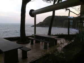 Outdoor dining - AN UNFORGETTABLE VIEW ON ENSEADA BEACH 150 M FROM THE BEACH. GREAT FOR FAMILY (Enseada Guarujá)