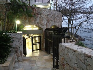 Property grounds - AN UNFORGETTABLE VIEW ON ENSEADA BEACH 150 M FROM THE BEACH. GREAT FOR FAMILY (Enseada Guarujá)