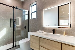 Douche, sèche-cheveux, serviettes fournies, savon