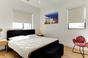 4 habitaciones, escritorio y tabla de planchar con plancha 