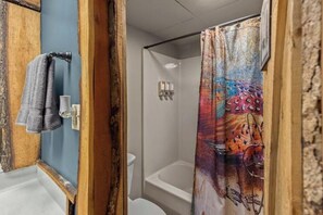 Sèche-cheveux, serviettes fournies, savon, papier toilette
