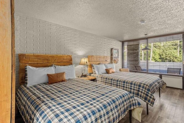 Tabla de planchar con plancha, wifi y ropa de cama 