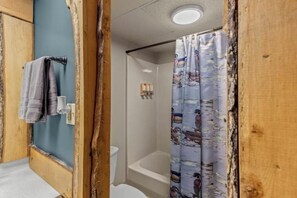 Haartrockner, Handtücher, Seife, Toilettenpapier