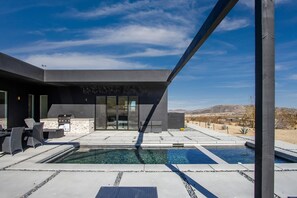 A modern outdoor pool area with a built-in grill and seating. - Luxe Modern Escape w Pool Hot Tub Firepit Desert View Lassen by Avantstay (Twentynine Palms)