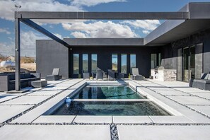 House | 3 bedrooms - Luxe Modern Escape w Pool Hot Tub Firepit Desert View Lassen by Avantstay (Twentynine Palms)
