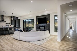 House | 3 bedrooms - Luxe Modern Escape w Pool Hot Tub Firepit Desert View Lassen by Avantstay (Twentynine Palms)