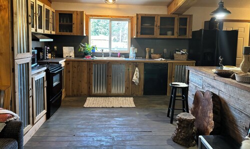 Beautiful remodeled 3-bedroom bunkhouse. Family/Pet friendly. Lots of amenities.