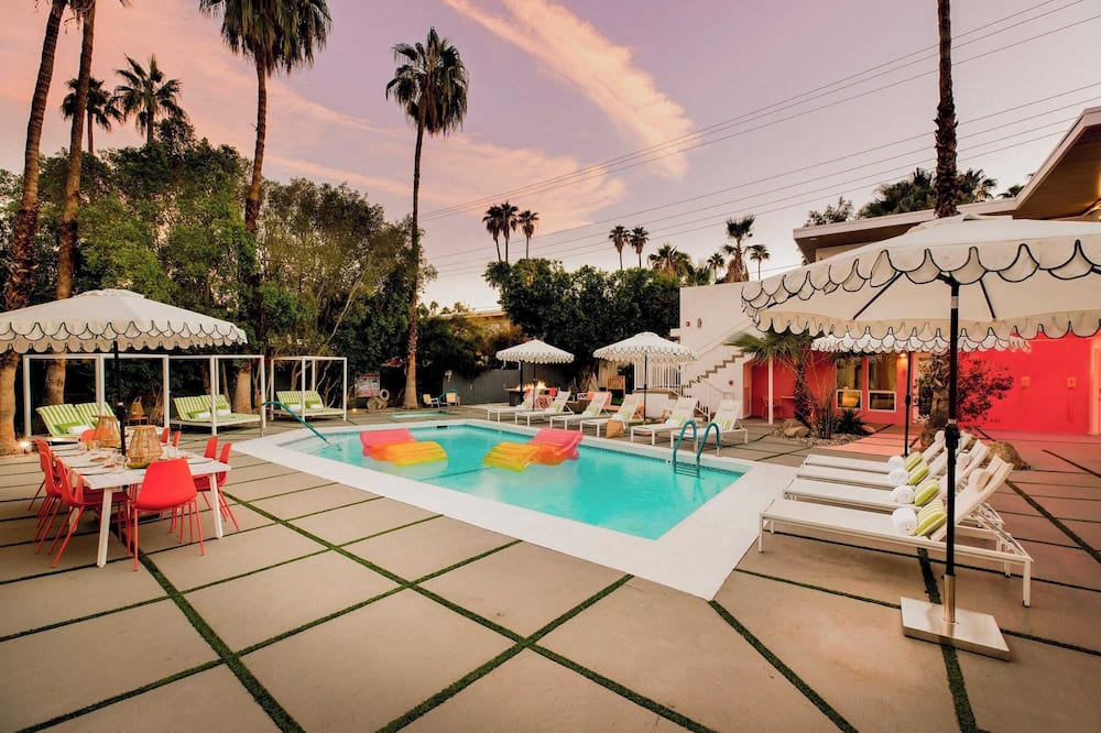 2 Rooms, Sleeps 8 Retro Hotel w/ Pool Wesley King Studio Buyout by Avantstay