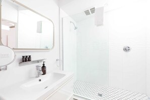 House (2 Bedrooms) | Bilik Mandi | Pancuran mandi, kelengkapan dandanan diri percuma, tuala disediakan 
