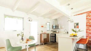 منزل (2 Bedrooms) | مطبخ خاص | ثلاجة، ميكروويف، كرسي للأطفال، مستلزمات طهي/أطباق/أوعية