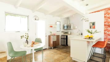 Casa (2 Bedrooms) | Cocina privada | Refrigerador, microondas, periquera y utensilios de cocina