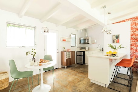 Refrigerador, microondas, silla alta para bebés, utensilios de cocina