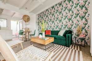 Ping pong - 2 Rooms, Sleeps 8 Retro Hotel w/ Pool Wesley King Studio Buyout by Avantstay (Palm Springs)